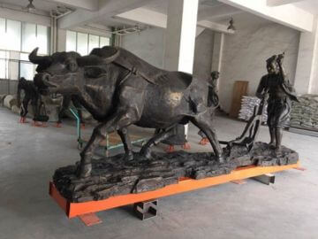 牛拉犁铸铜雕塑