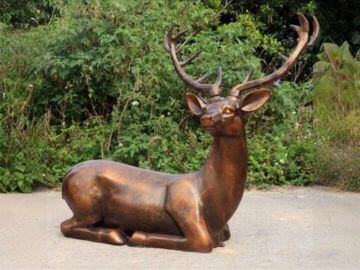 铸铜卧立着的鹿雕塑