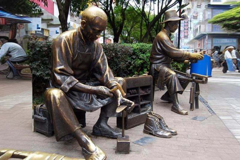 厂家艺通讲定制铜雕人物常见问题及解决方案