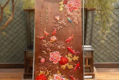 除了传统古铜色，铜浮雕还能实现哪些特殊的表面效果？